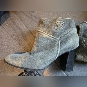 CHANEL Textured Gray Leather Faux Shearling Fleece Ankle Boots 42 Booties